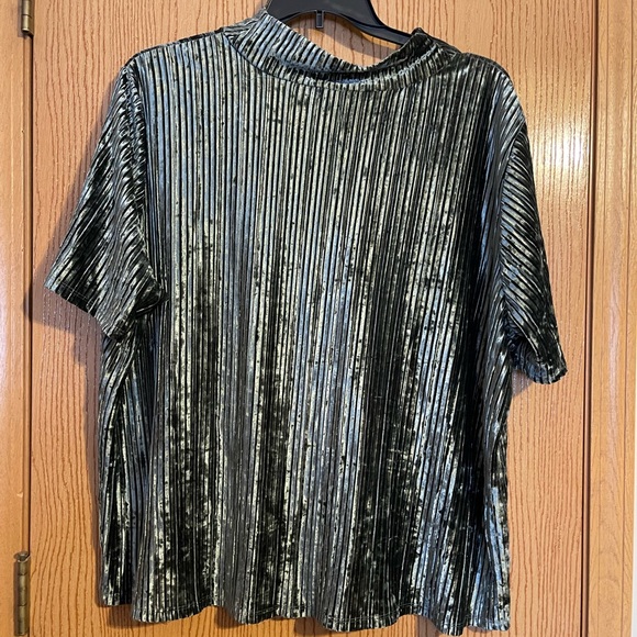 Green velour like top - Picture 2 of 6